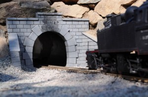 Das Tunnelportal ist mit und ohne Stützwänden in zwei Farben lieferbar - Quelle: HoMoR
