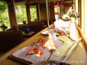 Ein reichhaltiges Frühstück erwartet die Gäste im Vulkan-Expreß - Quelle: Brohltal-Eisenbahn [b]