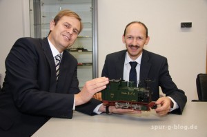 Wolfrad Bächle und Stefan Löbich haben die IK mit Ihrer Unterschrift zum begehrten Sammlerobjekt gemacht - Quelle: Gebr. Märklin & Cie GmbH [b]