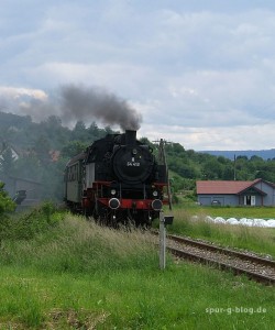 Zwei Vorbilder dampfen noch heute durch Deutschland - Quelle: I. Wildfeuer (Wikimedia Commons) [b]