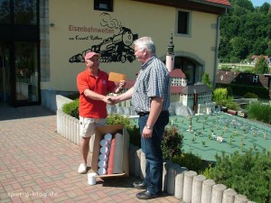 Volker Nitzsche übergibt die Spenden von Joker-Nitzsche an die Eisenbahnwelten Rathen - Quelle: Joker-Nitzsche [b]