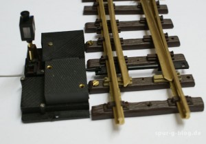 Der neue Thiel-Adapter für Böhler-Antriebe. Auch eine Weichenlaterne kann angesteckt werden - Quelle: Thiel-Gleis / Kesselbauer [b]