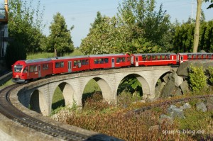 Derzeit testet die "volldampf" das ALLEGRA-Muster auf der Redaktionsanlage. Der Bernina-Express wird stilecht von einem Triebzug über das Kreiskehrviadukt von Brusio gezogen - Quelle: "volldampf" [b]