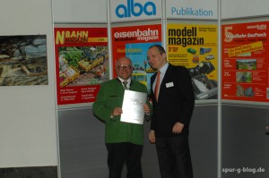 Dr. René F. Wilfer freute sich über die Auszeichnung von  alba-Geschäftsführer Tim Teloeken für das PIKO Modell der BR 64 in der Kategorie Spur G - Quelle: eisenbahn magazin/Egon Pempelforth [b]