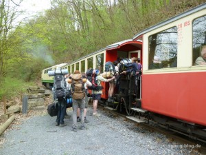 Eine Gruppe Jugendlicher steigt nach einer Wanderung im Brohltal in den "Vulkan-Expreß". Quelle: Michael Hergarten / Brohltalbahn [b]