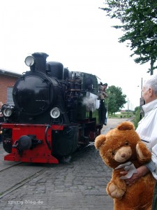 Kinder mit Teddy können kostenlos mitfahren - Quelle: Selfkantbahn [b]