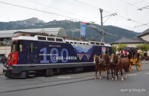 Eine originale Aroser Postkutsche und die Jubiläumslokomotive kündigten am 03.09. die Feierlichkeiten zum 100-jährigen Bestehen der Bahnlinie von Chur nach Arosa an - Quelle: Rhätische Bahn [b]