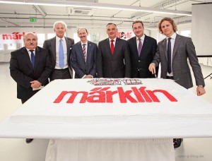 Zusammen mit den Ehrengästen eröffneten die Märklin Geschäftsführer Wolfrad Bächle und Florian Sieber die neue Produktionshalle in Ungarn - Quelle: Gebr. Märklin & Cie GmbH