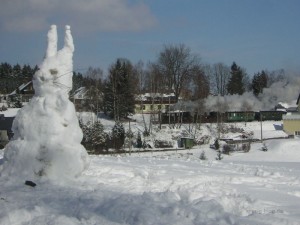 Die Ostersonne wird den Schneehasen hoffentlich bis Ostern schmelzen lassen - Quelle: Museumsbahn Schönheide / Michael Kapplick [b]