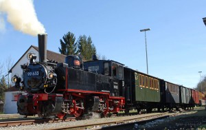 Neben Dampfloks wie 99 633 von 1899 können die Besucher des Bahnhofsfests auch Straßenoldtimer erleben, etwa eine historische Dampfwalze - Quelle: Gerhard Baum [b]