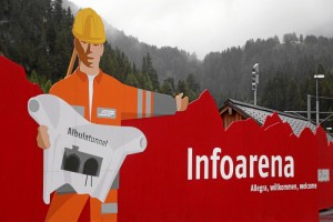 Überdimensionale Bauarbeiter begrüßen die Besucher und weisen ihnen den Wegzur Infoarena Albulatunnel II der Rhätischen Bahn in Preda - Quelle: swissimage.ch/Photo Andy Mettler