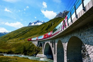 Der Glacier Express bei Hospental im Urserental, Kanton Uri, Zentralschweiz Quelle: swiss-image.ch / Christof Sonderegger [b]