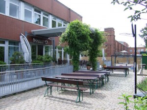 Bei gutem Wetter trifft sich der Stammtisch im Biergarten der Halle 13 - Quelle: Jörg Reincke