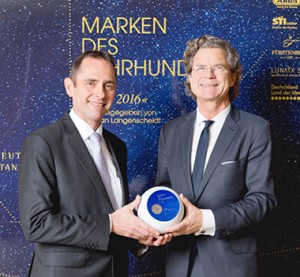 Märklin Marketingleiter Jörg Iske erhält von Dr. Florian Langenscheidt die Auszeichnung zur „Marke des Jahrhunderts - Stars 2016“. Damit zählt Märklin zu den stärksten Marken Deutschlands, die in der gleichnamigen Sonderedition vorgestellt werden - Quelle: Gebr. Märklin & Cie. GmbH [b]