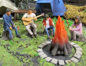MIt den Neuheiten 2016 von Prehm lässt sich das echte Lagerfeuergefühl auf der Gartenbahnanlage herbeizaubern - Quelle: Prehm Miniaturen [b]