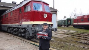 PIKO Inhaber, Herr Dr. René F. Wilfer, posiert mit dem Modell der Gartenbahn Diesellok BR 132 vor und auf dem imposanten Original - Quelle: PIKO Spielwaren GmbH [b]
