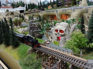 „Marja’s Fantasy Park" ist ein fiktiver Vergnügungspark, der auf einer Anlage aus den Niederlanden mit Modellbahn-Zügen angefahren wird - Quelle: Westfallenhallen Dortmund