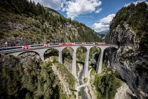 Die Werbelokomotive Büga zieht den Glacier Express über das berühmte Landwasserviadukt - Quelle: Rhätische Bahn / Andrea Badrutt